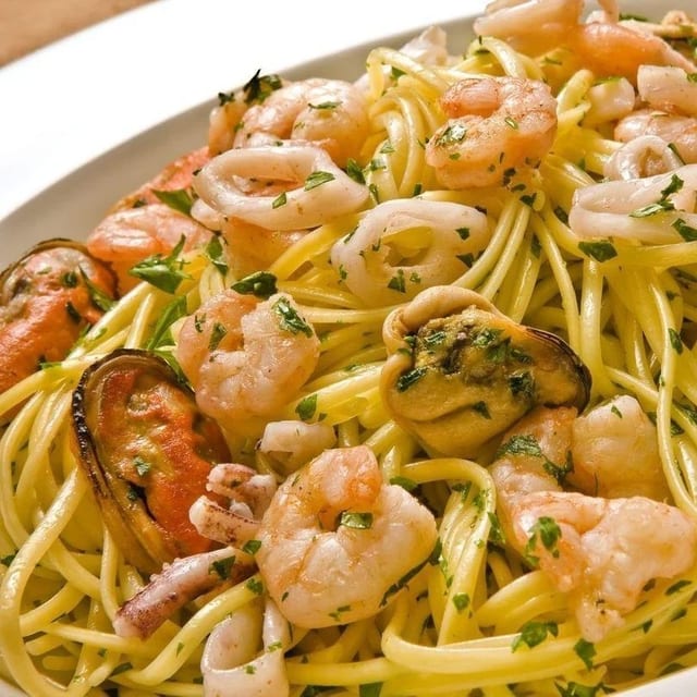 Frutos Do Mar c/ Pasta Em Molho Alfredo Ou A Marinheira.