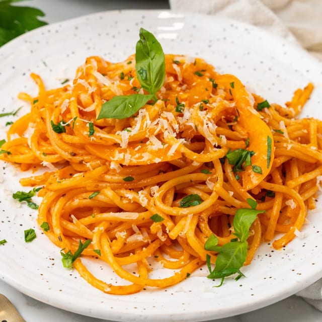 Esparguete Em Molho De Tomate & Oregano Ou Molho Branco Ou Com Alho.